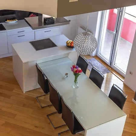 Lovely In With Kitchenette Lägenhet